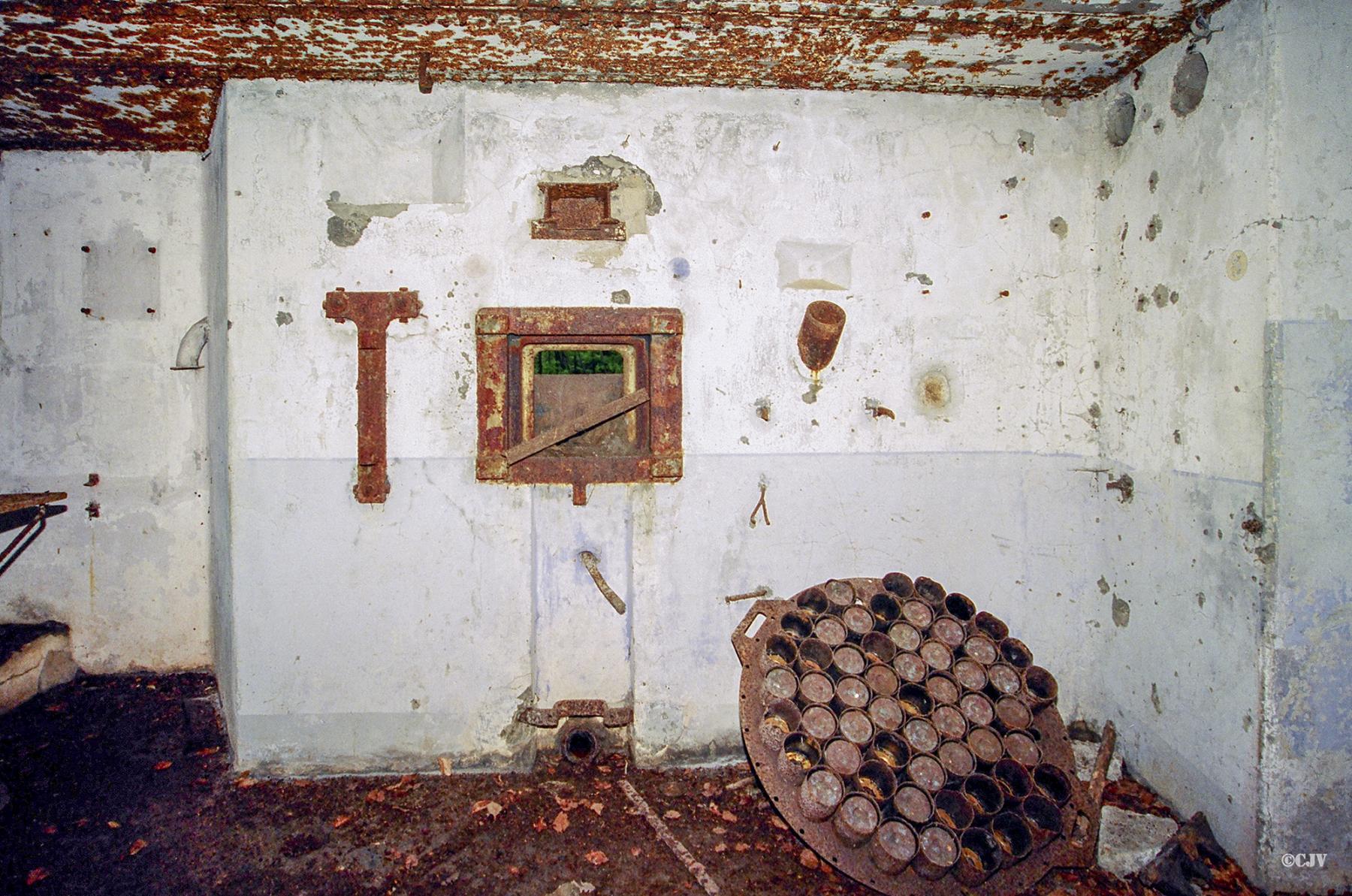 Ligne Maginot - NONNENHARDT N°3 - (Blockhaus pour arme infanterie) - Chambre de tir Est, avec la mitrailleuse de 13,2 sur bi-rail - Lia VERMEULEN