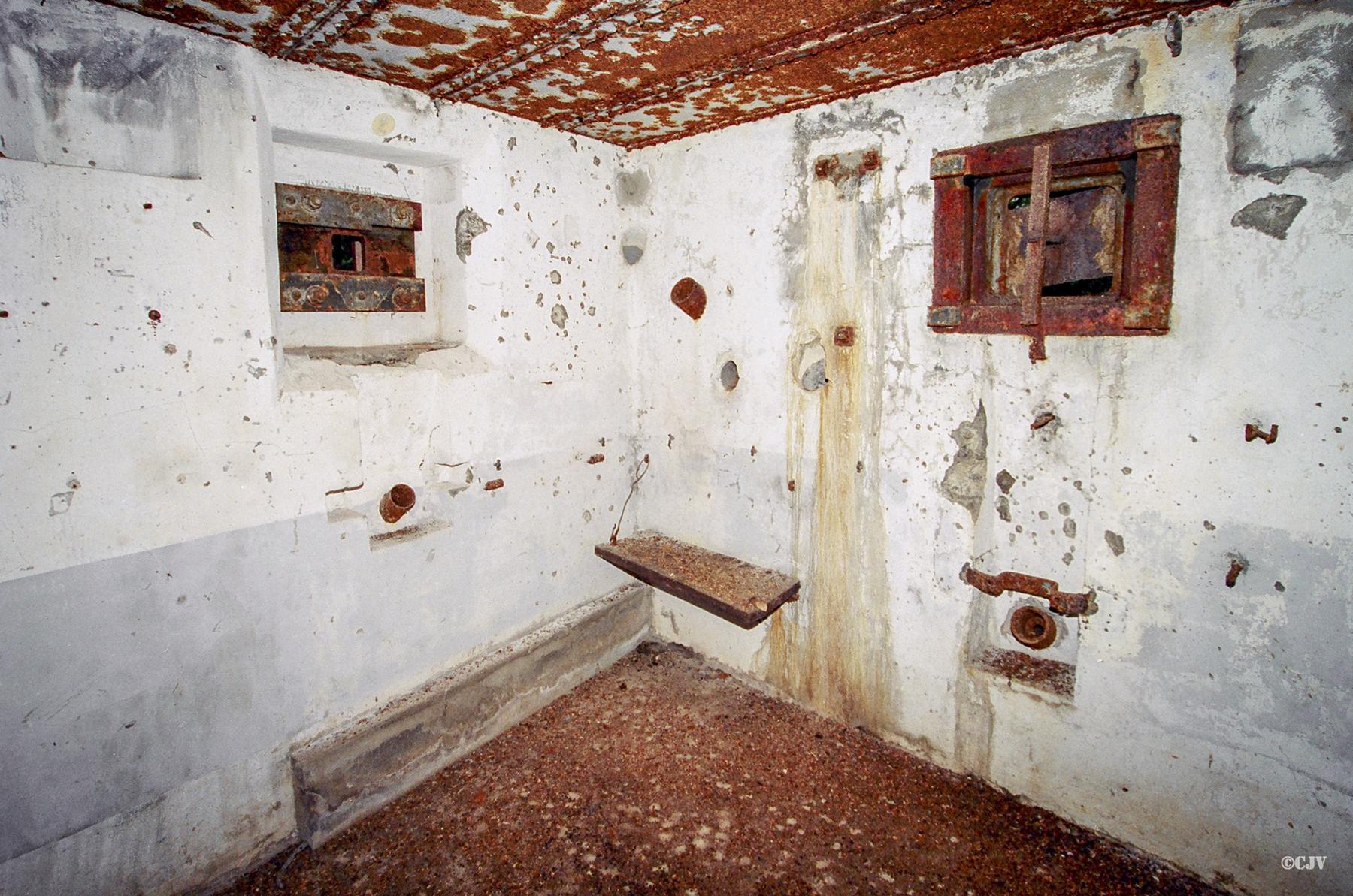 Ligne Maginot - NONNENHARDT N°3 - (Blockhaus pour arme infanterie) - Chambre de tir Ouest
A gauche créneau FM de façade, à droite créneau JM et 13,2, au centre goulottes à grenades