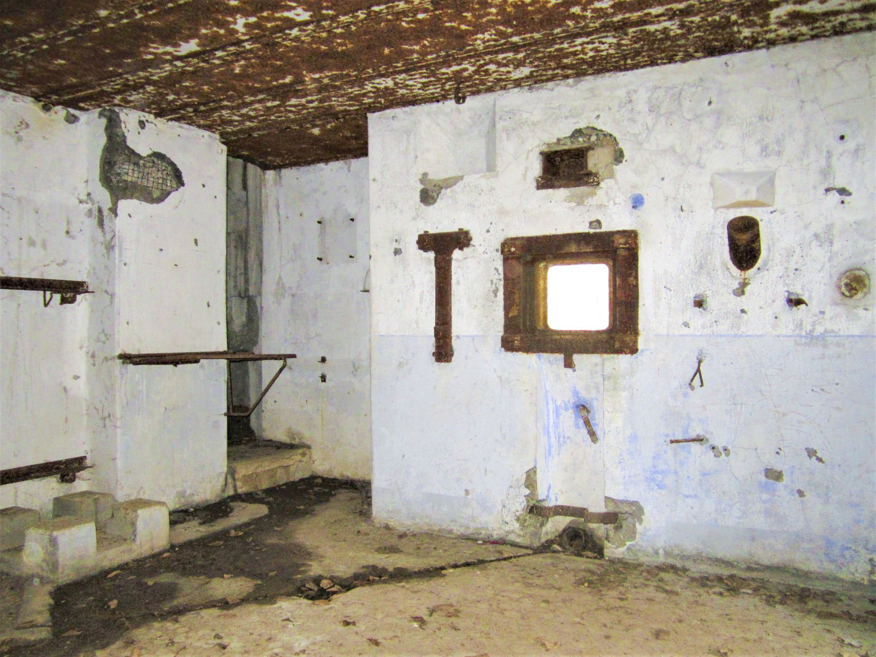 Ligne Maginot - NONNENHARDT N°3 - (Blockhaus pour arme infanterie) - Chambre de tir Est 
Au fond l'accès à la cloche GFM