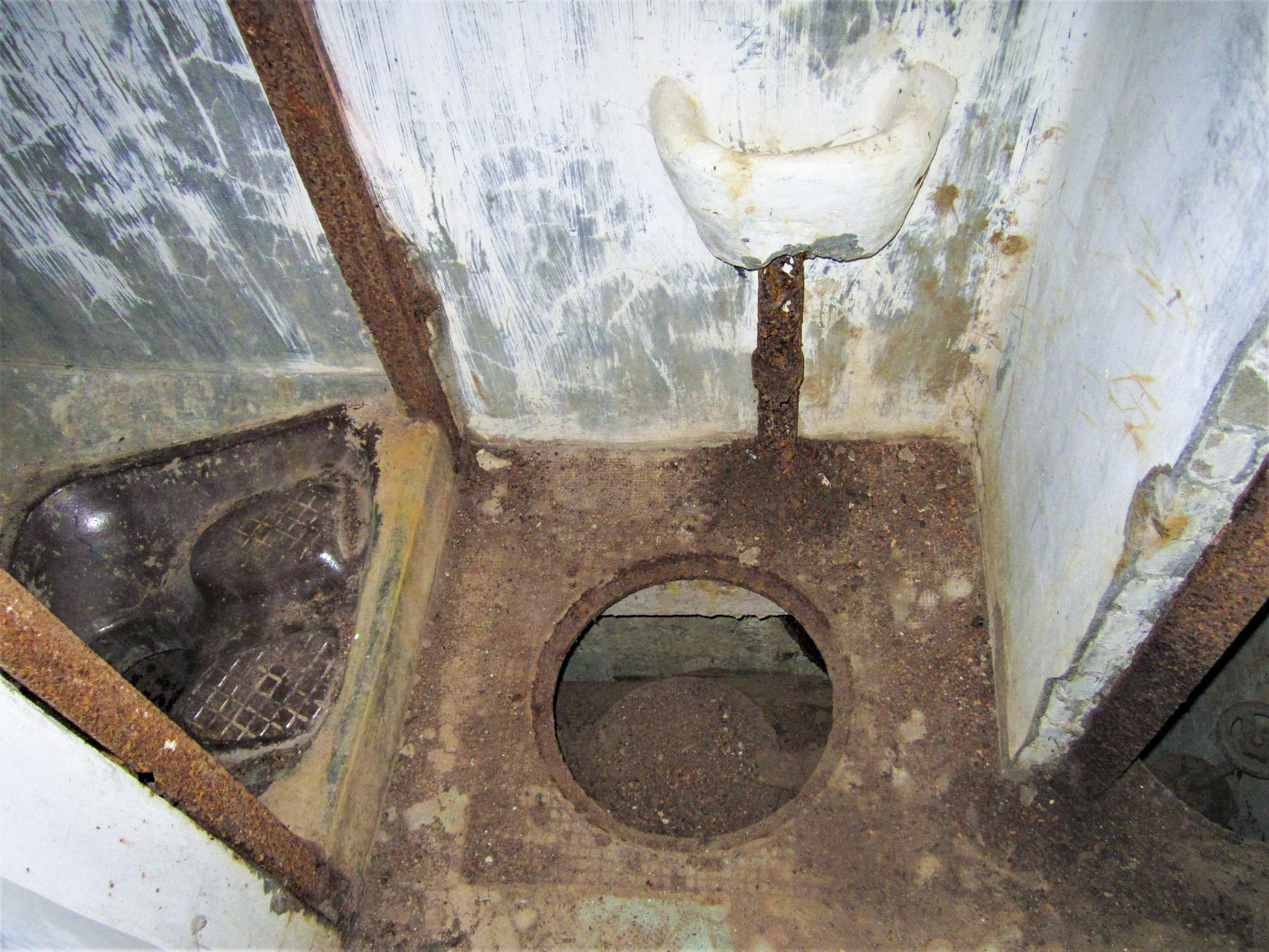 Ligne Maginot - NONNENHARDT N°3 - (Blockhaus pour arme infanterie) - Urinoir et fosse des latrines