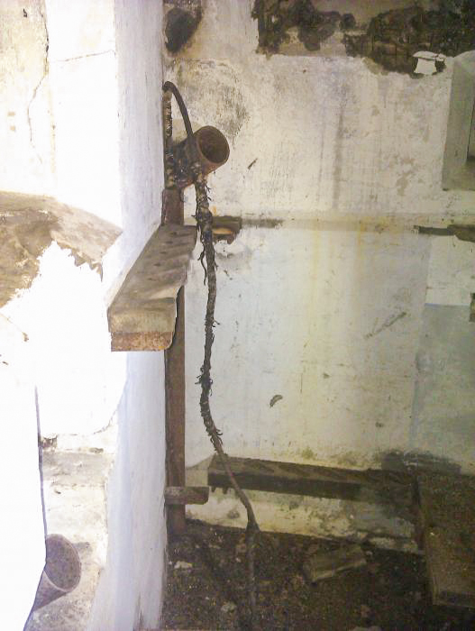 Ligne Maginot - NONNENHARDT N°3 - (Blockhaus pour arme infanterie) - Dans le coin de la caponnière : arrivée du câble téléphonique, goulotte à grenades et ratelier à fusils
