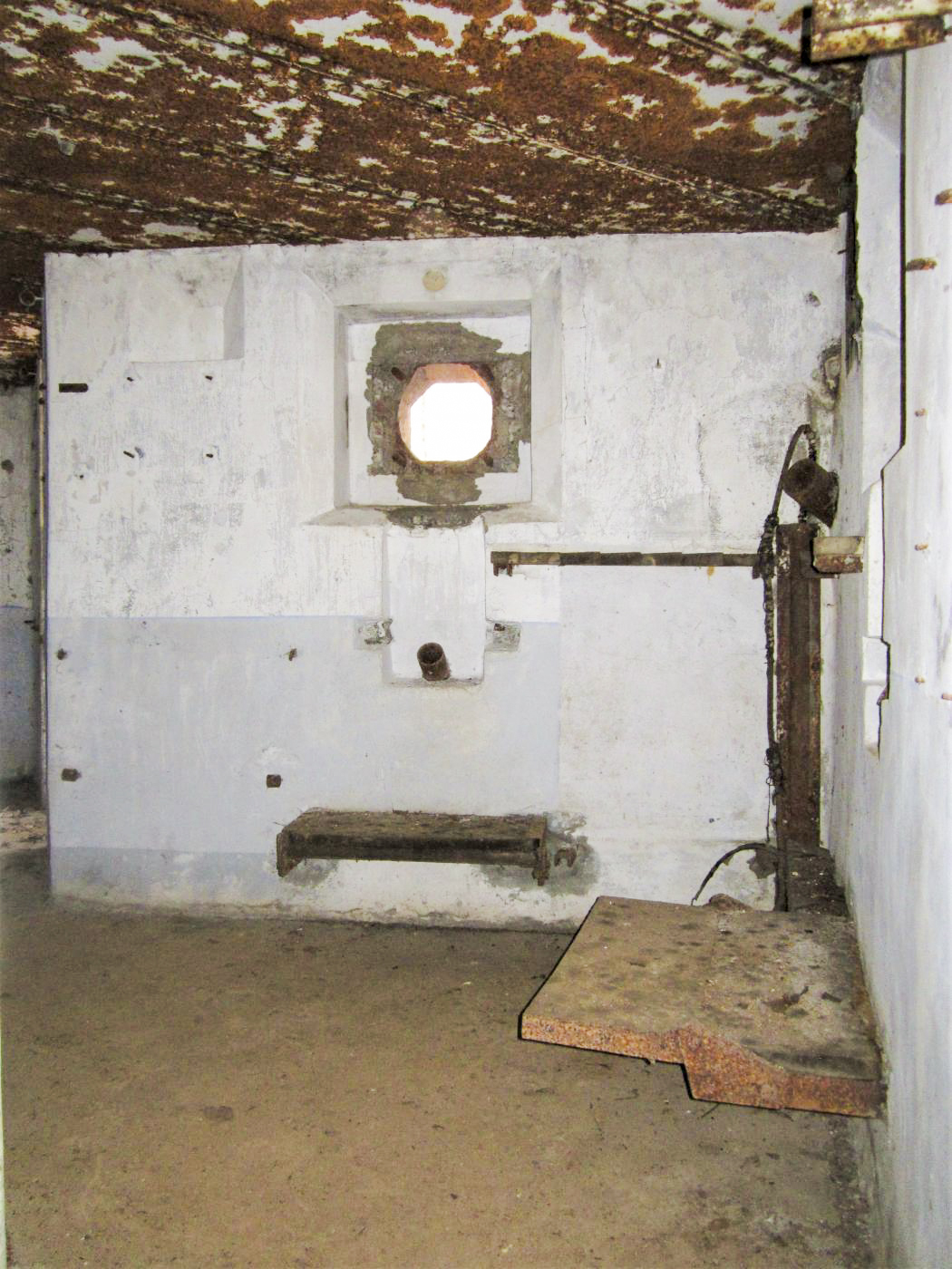 Ligne Maginot - NONNENHARDT N°3 - (Blockhaus pour arme infanterie) - Caponnière de façade et ses deux créneaux FM équipés de plateformes pour les tireurs
