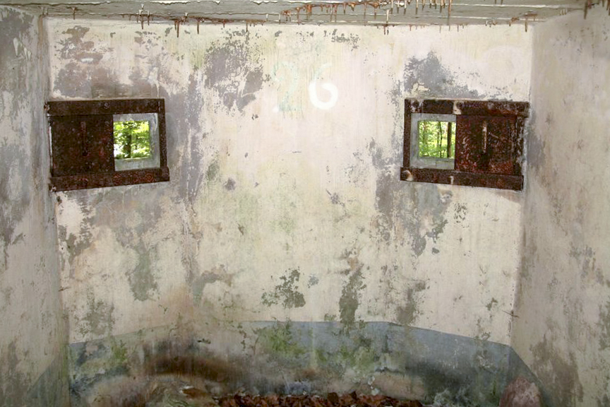 Ligne Maginot - FM41 - GRAND MUEHLBERG 1 - (Blockhaus pour arme infanterie) - Les deux créneaux frontaux
Noter le marquage n°26