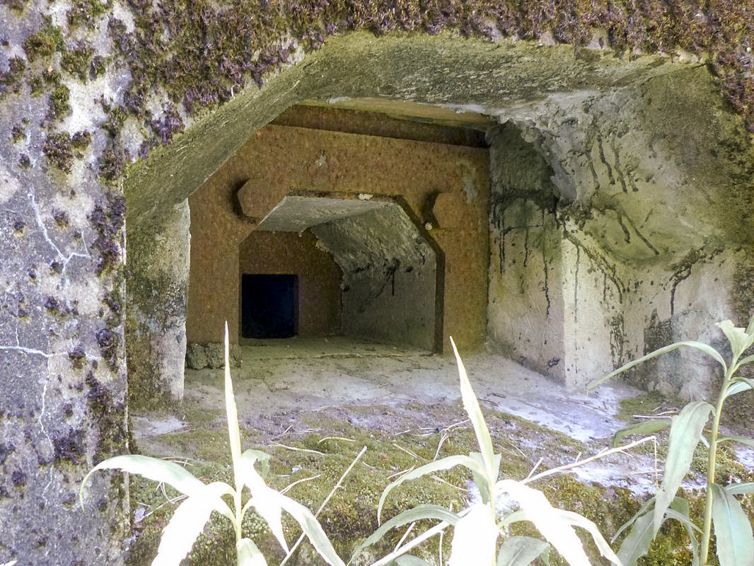Ligne Maginot - LANGTHAL 1 - (Blockhaus pour arme infanterie) - Détail du créneau FM latéral, noter le bétonnage de la partie basse