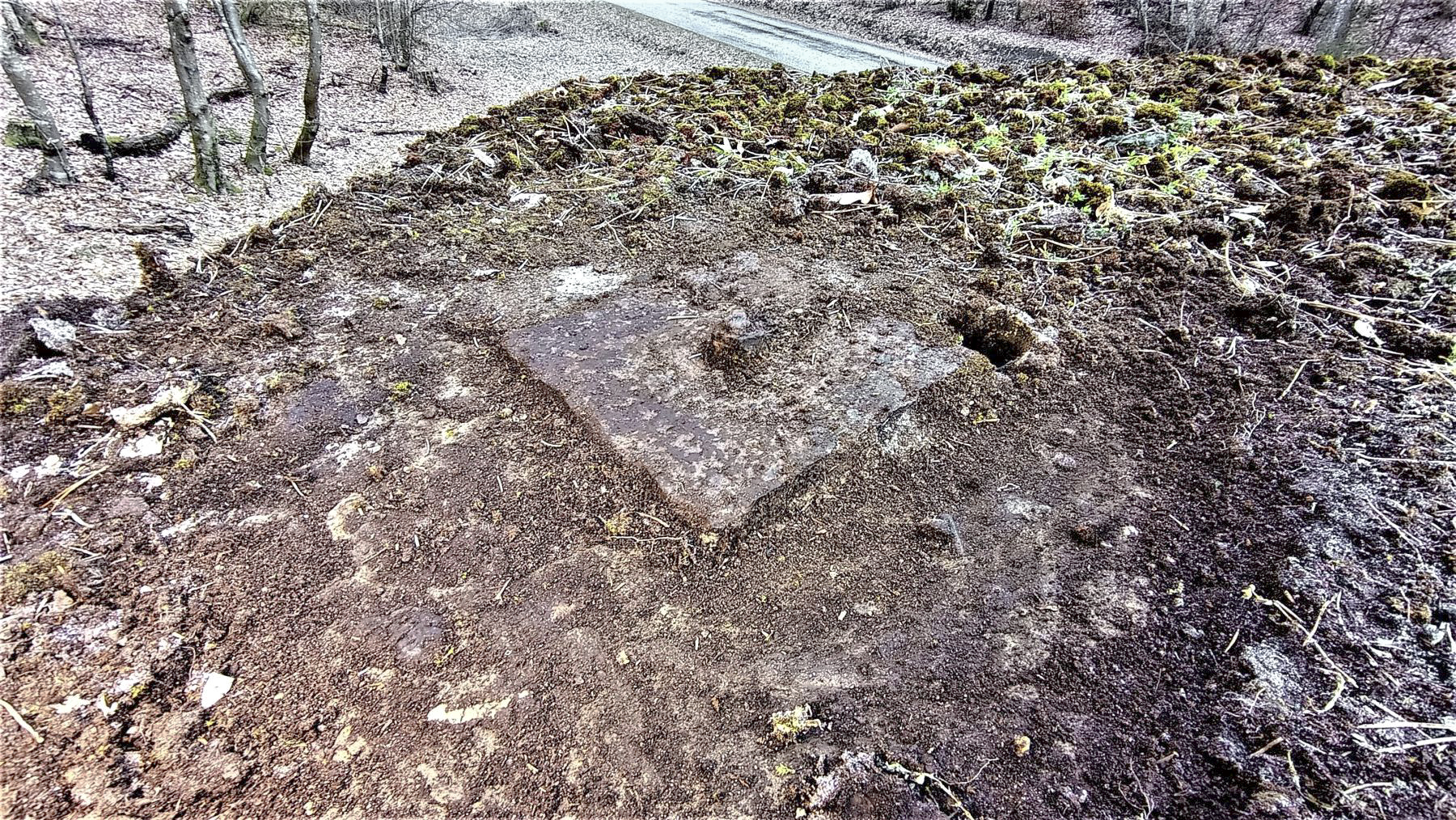 Ligne Maginot - LANGTHAL 1 - (Blockhaus pour arme infanterie) - Orifice périscopique à l'extérieur  obstrué par une plaque