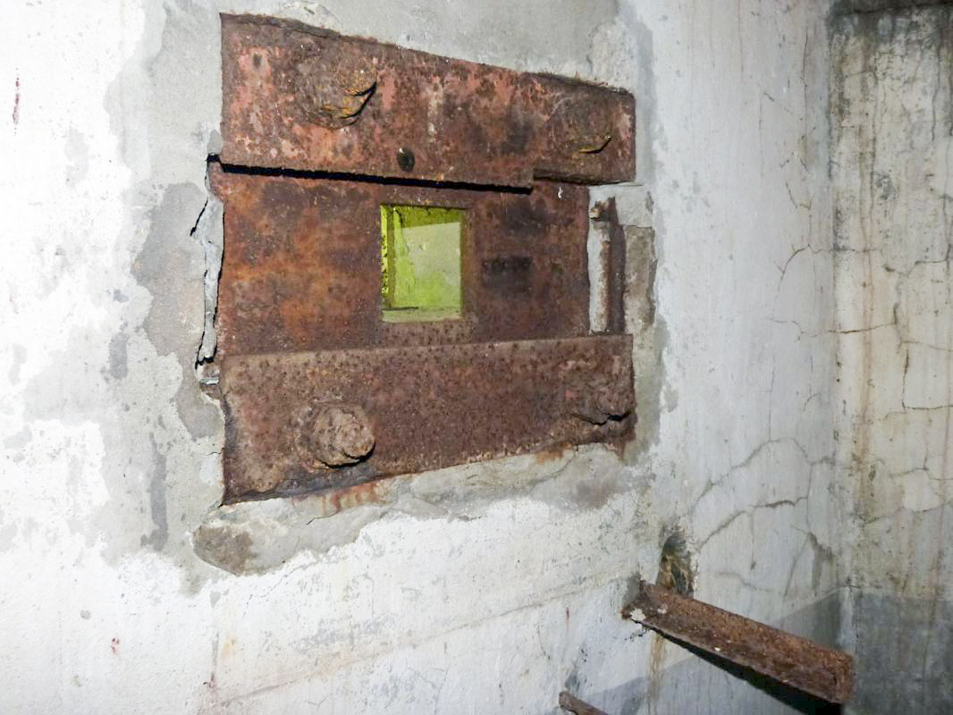 Ligne Maginot - LANGTHAL 1 - (Blockhaus pour arme infanterie) - Créneau FM latéral