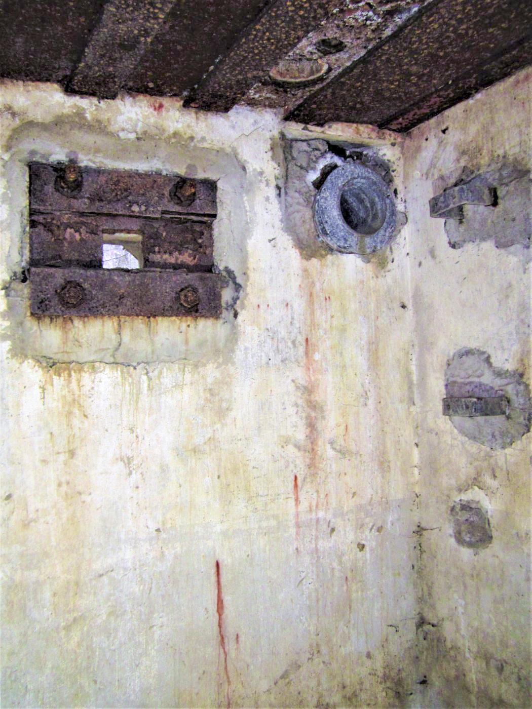 Ligne Maginot - LANGTHAL 2 - (Blockhaus pour arme infanterie) - Créneau FM de défense de l'entrée et à droite le support du ventilateur