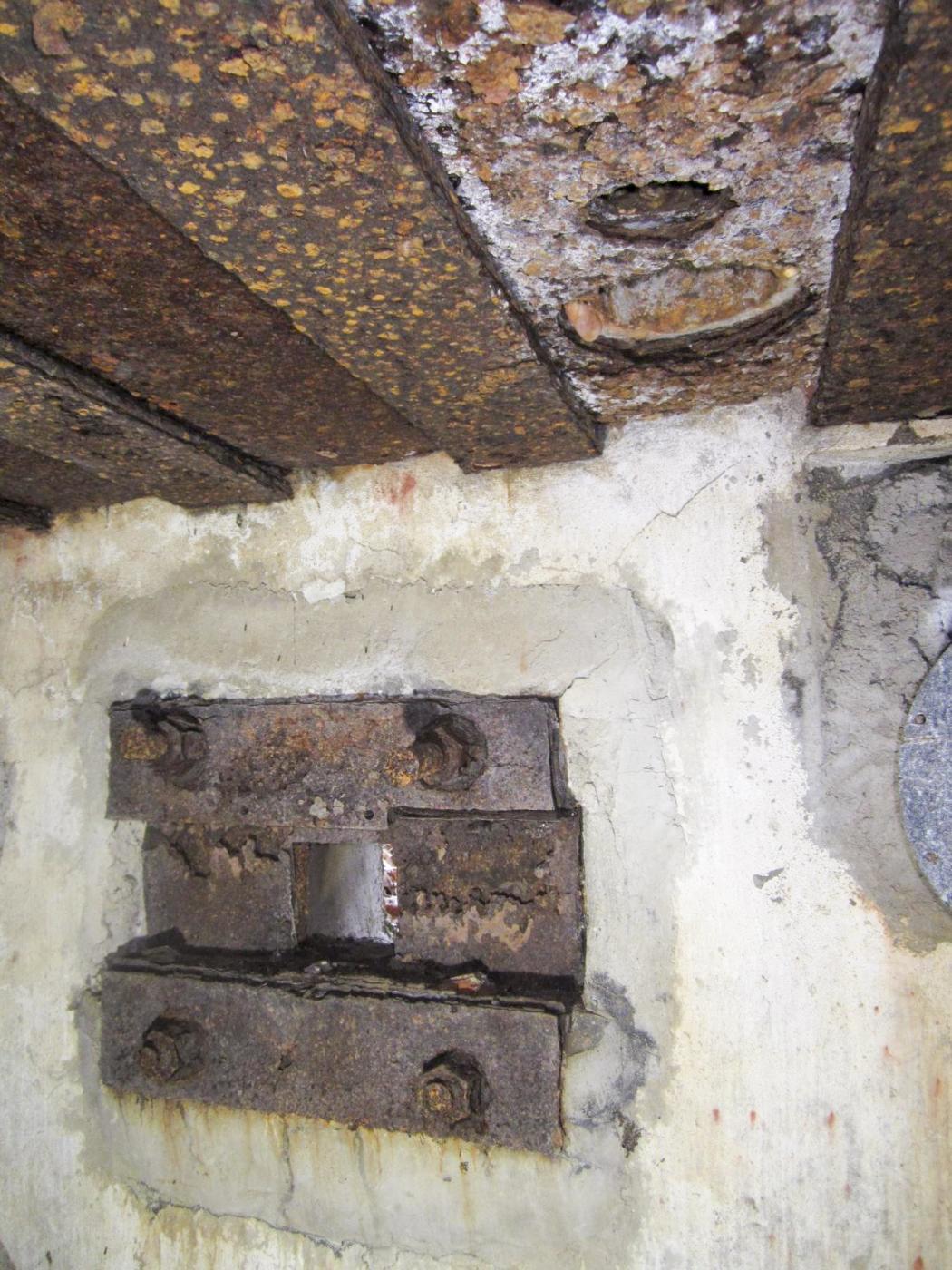 Ligne Maginot - LANGTHAL 2 - (Blockhaus pour arme infanterie) - Créneau FM de défense de l'entrée et orifice périscopique