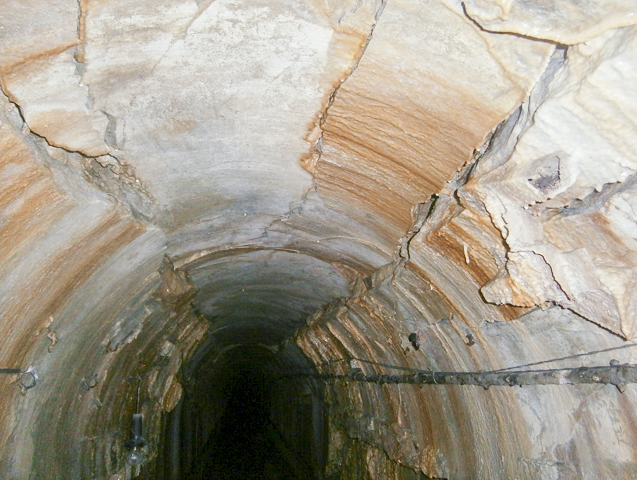 Ligne Maginot - LEMBACH - (Ouvrage d'infanterie) - Bloc d'entrée et issue de secours
Galerie endommagée par les essais de destruction allemands 