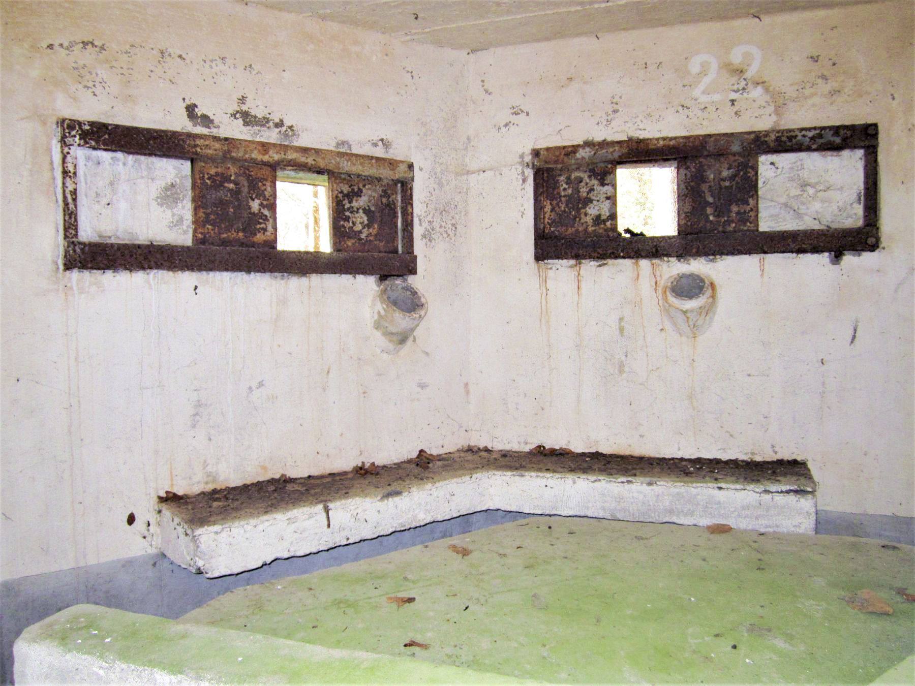 Ligne Maginot - M79 - BETZENTHAL 2 - (Blockhaus pour arme infanterie) - Les 2 créneaux, noter le décalage et le n° d'inventaire '22' au-dessus du créneau droit - Gregory Fuchs