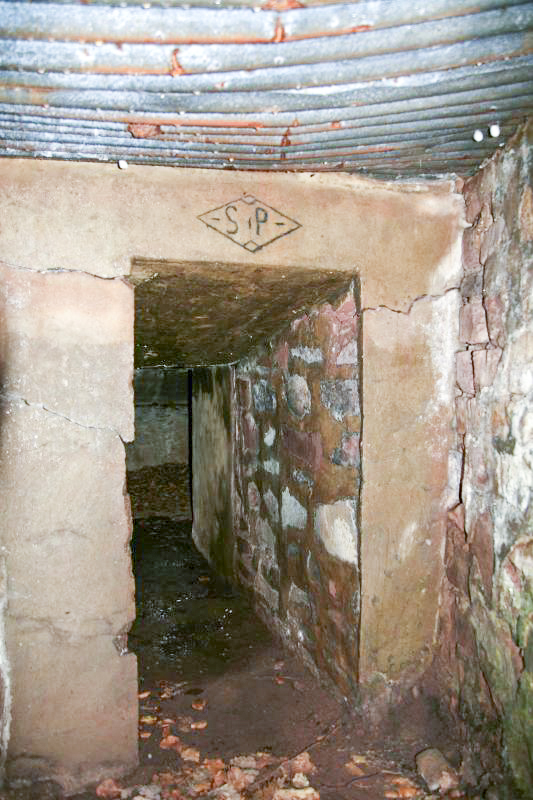 Ligne Maginot - M28 - BETZENTHAL 1 - (Blockhaus pour arme infanterie) - L'entrée avec sur le dessus un cartouche contenant des initiales 'SP'
