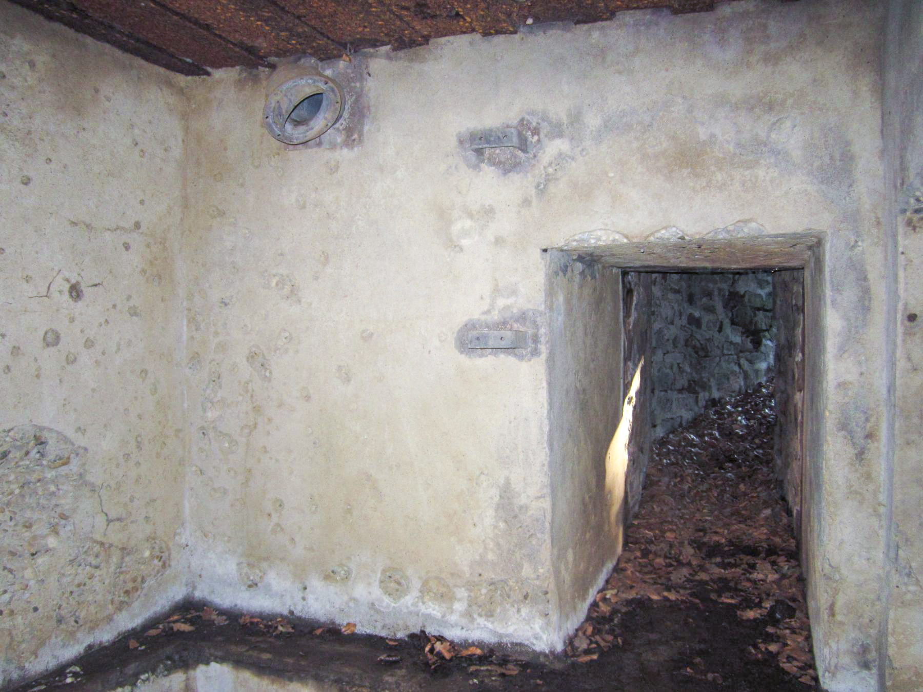 Ligne Maginot - M28 - BETZENTHAL 1 - (Blockhaus pour arme infanterie) - L'entrée donnant dans la chambre de tir nord-est, noter le support pour la ventilation