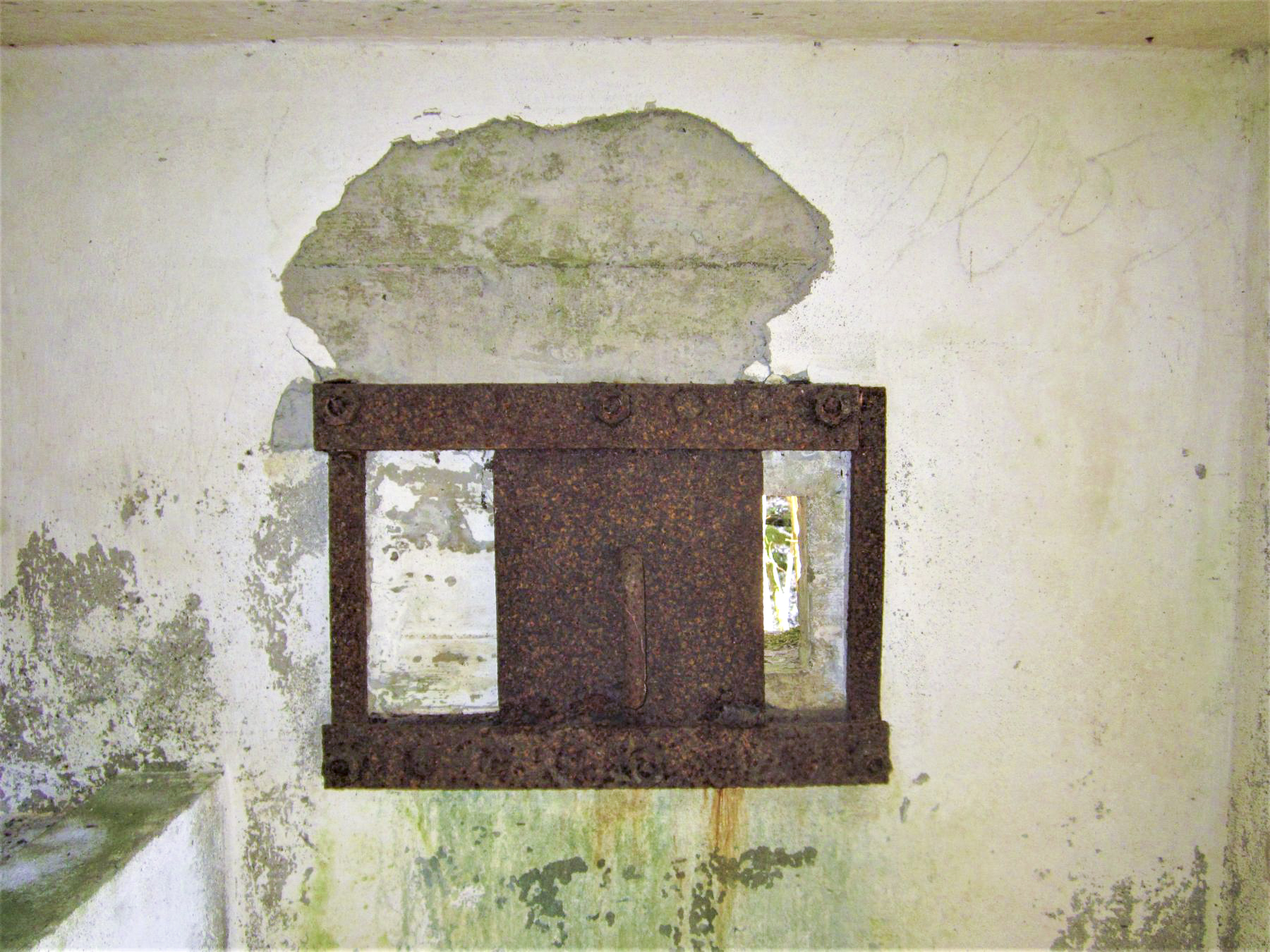Ligne Maginot - FM34 - NONNENHARDT CENTRE 1 - (Blockhaus pour arme infanterie) - Créneau latéral droit