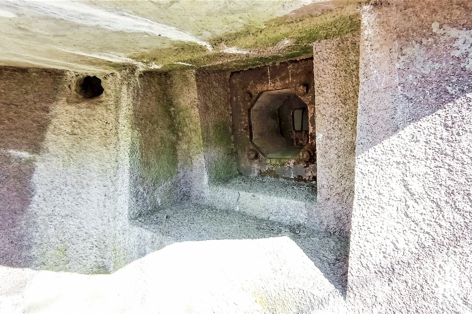 Ligne Maginot - NONNENHARDT N°1 - (Blockhaus pour arme infanterie) - Créneau FM principal, noter l'inclinaison