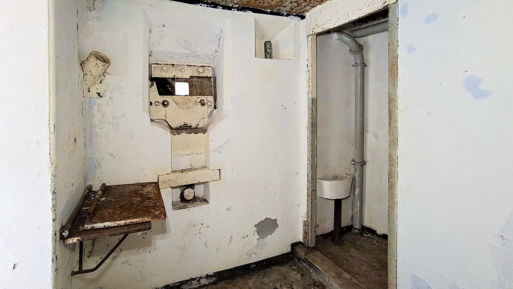 Ligne Maginot - NONNENHARDT N°1 - (Blockhaus pour arme infanterie) - Poste de tir FM principal, à droite les latrines - Baptiste GAUDIN