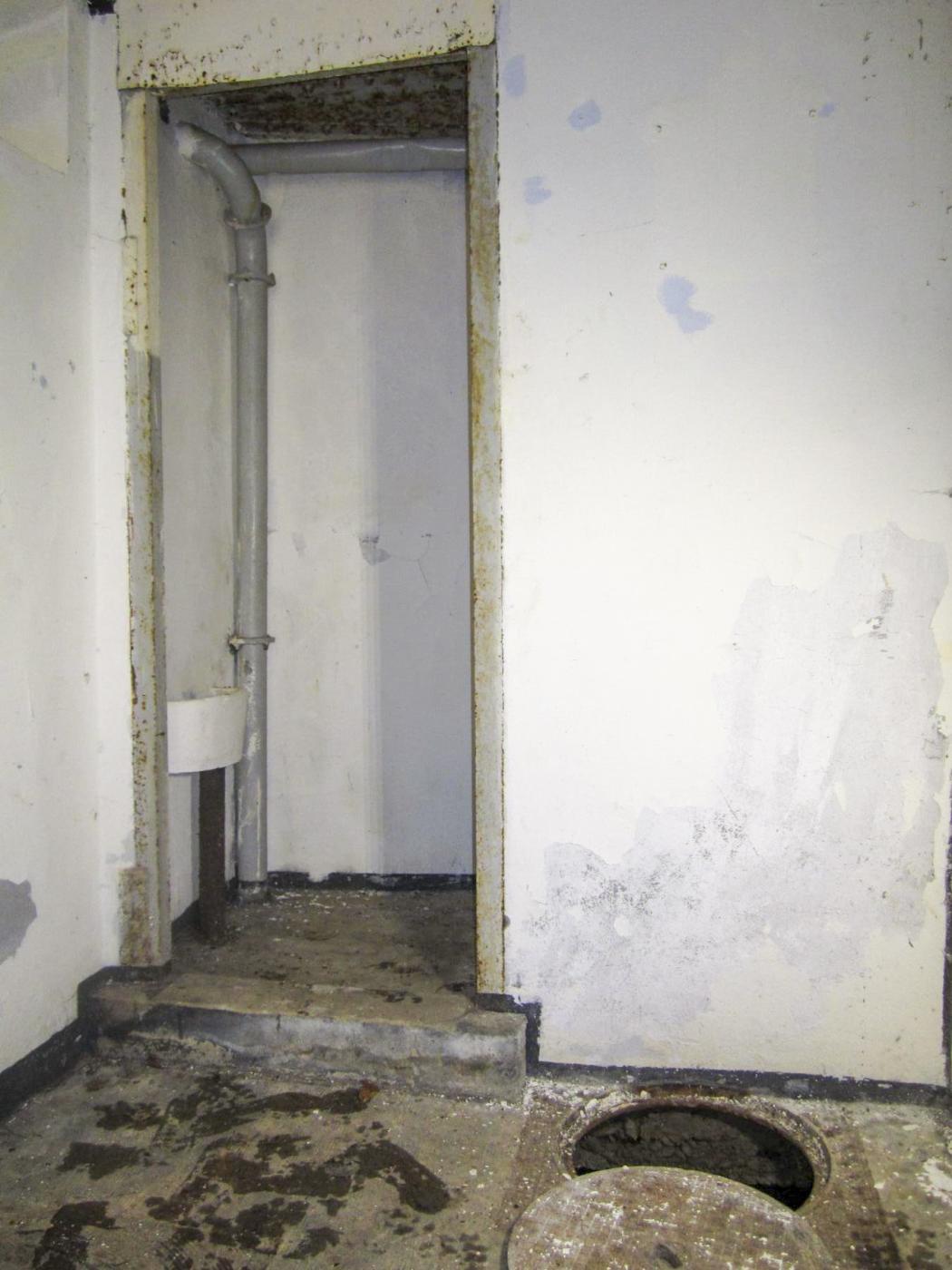 Ligne Maginot - NONNENHARDT N°1 - (Blockhaus pour arme infanterie) - Latrines, en bas à droite le regard de visite de la fosse