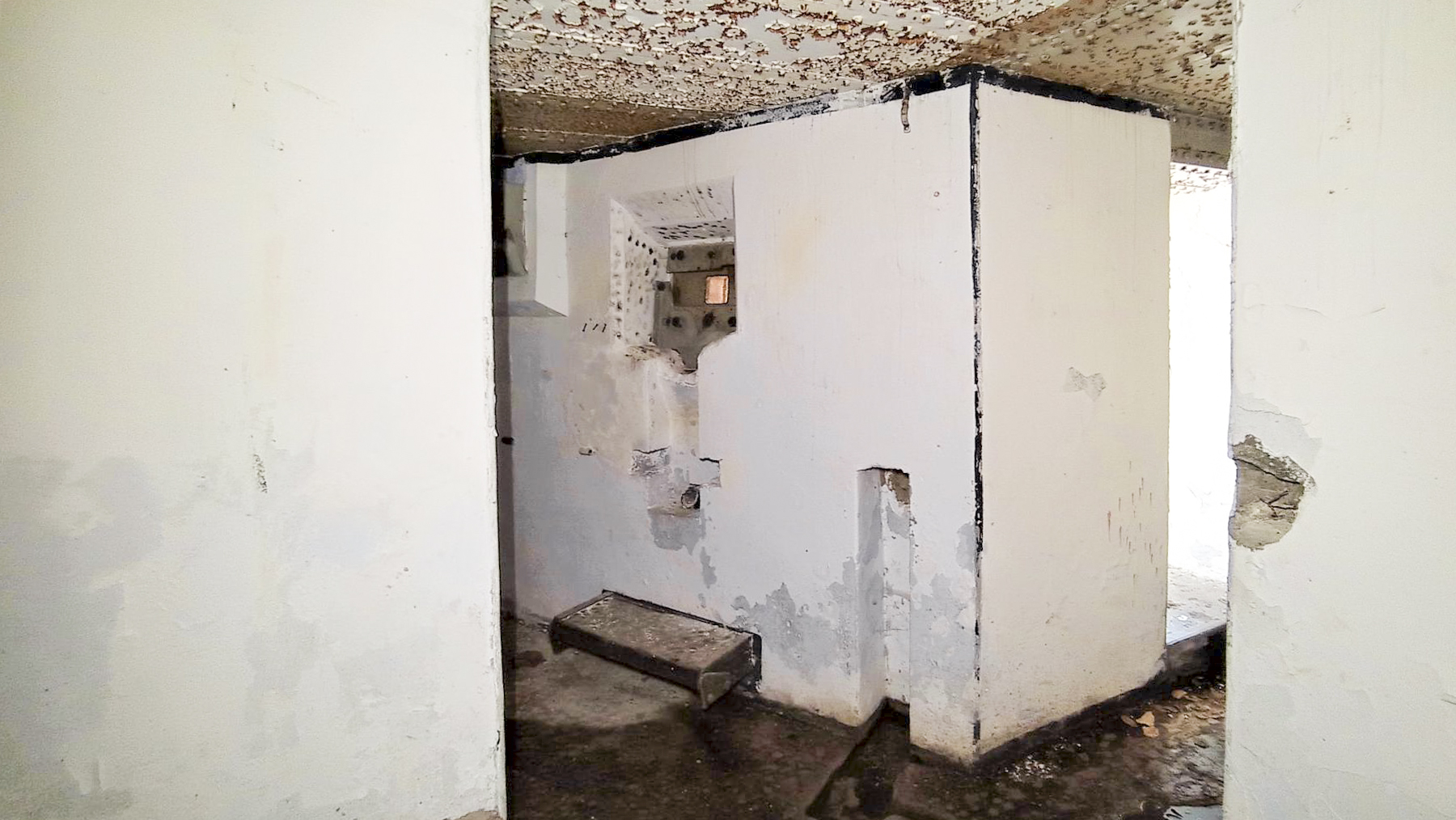 Ligne Maginot - NONNENHARDT N°1 - (Blockhaus pour arme infanterie) - Caponnière FM défendant l'entrée, à droite l'entrée du blockhaus