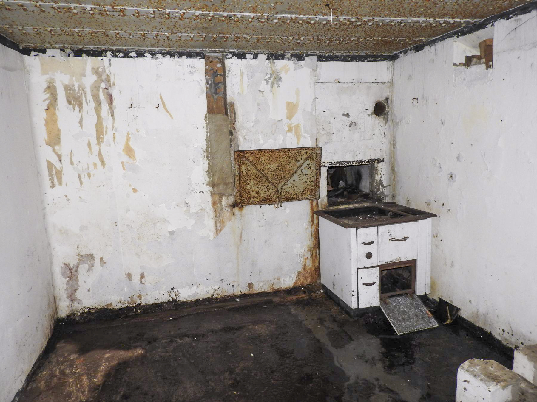 Ligne Maginot - NONNENHARDT N°1 - (Blockhaus pour arme infanterie) - La chambre de repos 'squatté', le puits de la cloche GFM sert de cheminée à une cuisinière type SDF