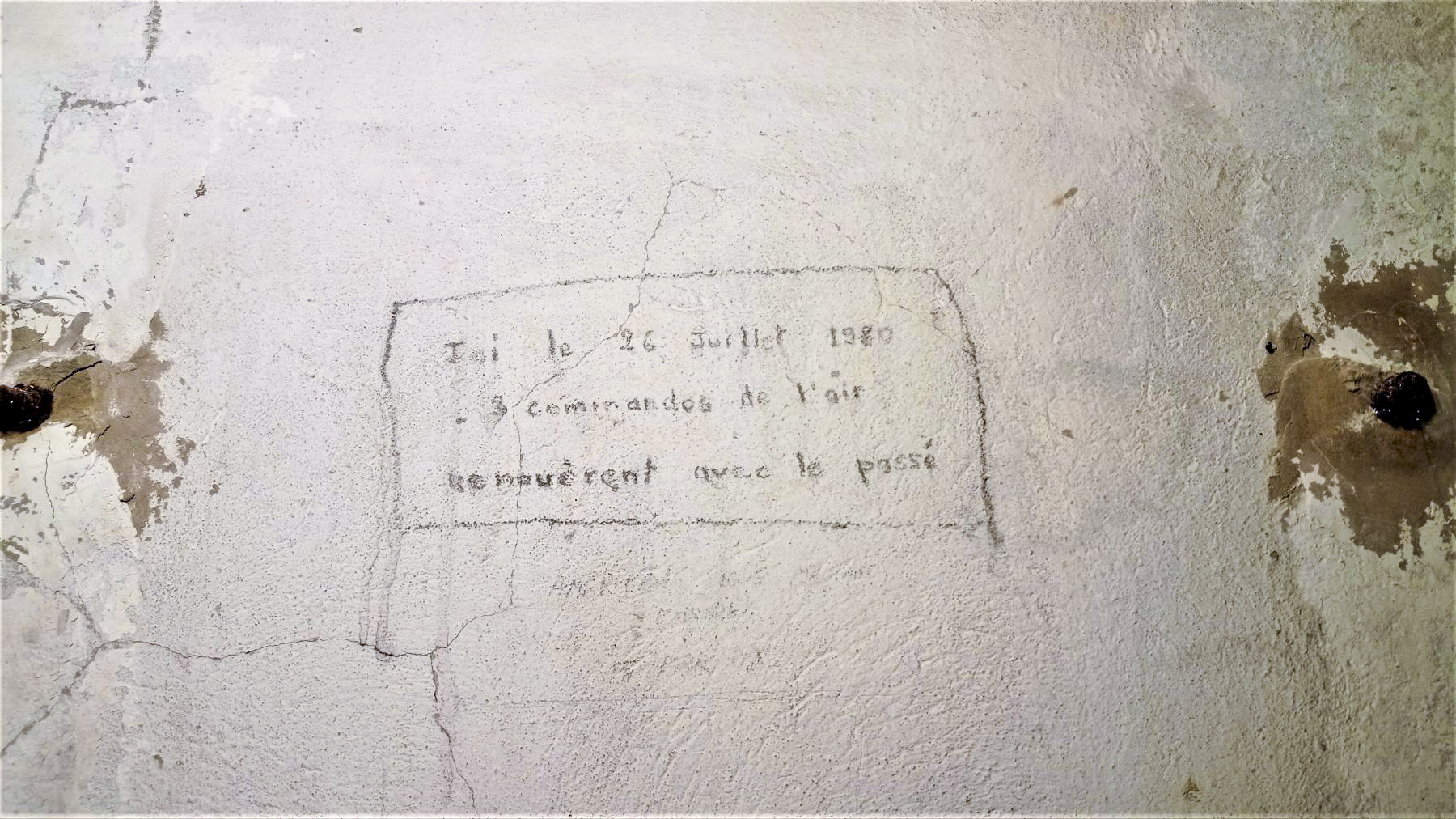 Ligne Maginot - NONNENHARDT N°2 - (Blockhaus pour arme infanterie) - Chambre de repos
Inscription 'Ici le 26 juillet 1980 3 commandos de l'air renouèrent avec le passé'