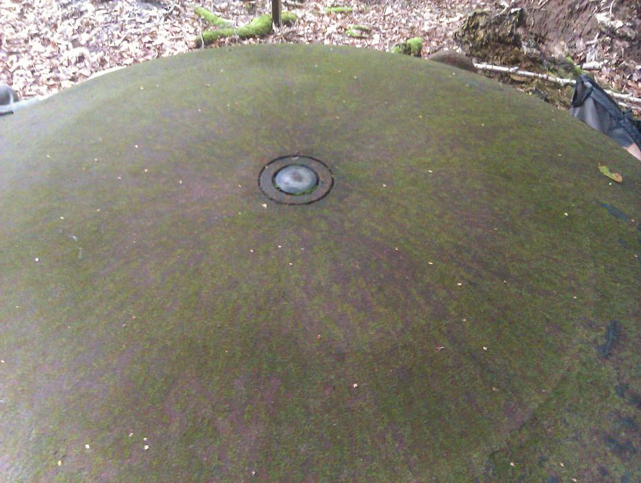 Ligne Maginot - NONNENHARDT N°4 (Blockhaus pour arme infanterie) - L'orifice pour périscope de la cloche et le bouchon obturateur étanche en place - donceuh