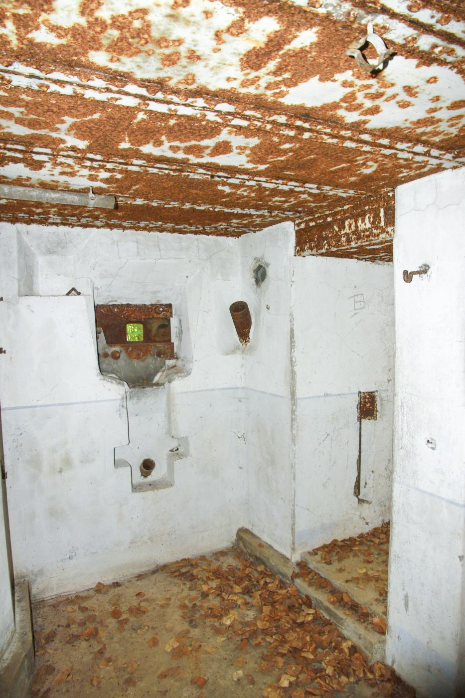 Ligne Maginot - NONNENHARDT N°4 - (Blockhaus pour arme infanterie) - Entrée à droite et créneau principal. Noter la niche à éclairage bougie. - Jean-Michel Jolas