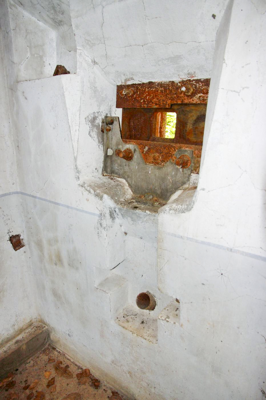 Ligne Maginot - NONNENHARDT N°4 - (Blockhaus pour arme infanterie) - Créneau principal, incliné vers la bas pour couvrir la pente. - Jean-Michel Jolas