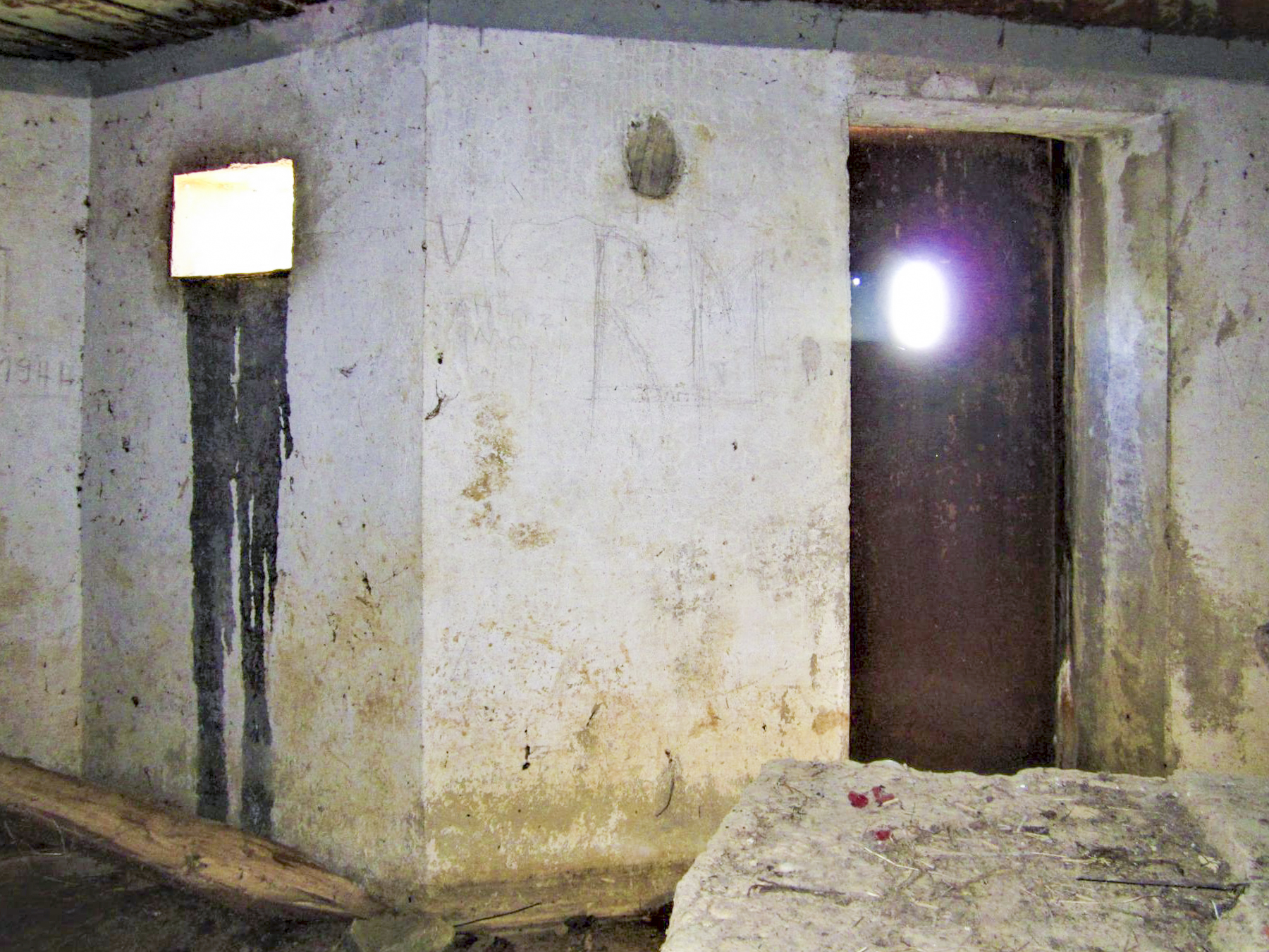 Ligne Maginot - SPIESS 1 - (Blockhaus pour arme infanterie) - L'entrée et le créneau de défense rapprochée