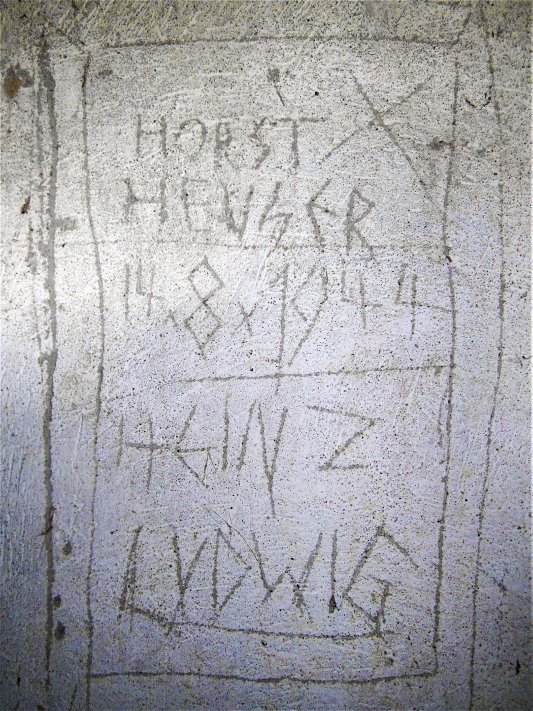 Ligne Maginot - SPIESS 1 - (Blockhaus pour arme infanterie) - Graffiti allemand 'Horst Heuser' et 'Heinz Ludwig' daté du 14/08/1944 - Gregory Fuchs