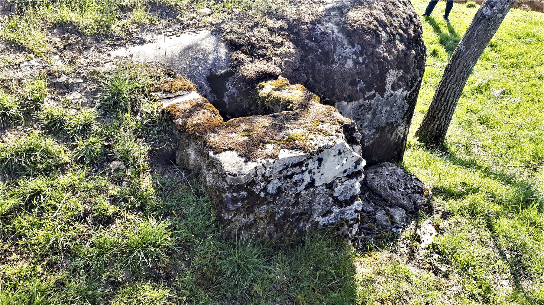 Ligne Maginot - SPIESS 3 - (Blockhaus pour arme infanterie) - Le conduit de ventilation est protégé à l'extérieur par une cheminée maçonnée