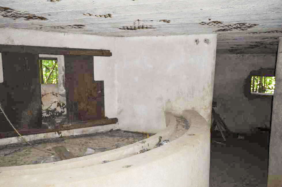 Ligne Maginot - L'autre emplacement de mitrailleuse et au fond celui du canon - L'autre emplacement de mitrailleuse et au fond celui du canon - Pruzsina jérome