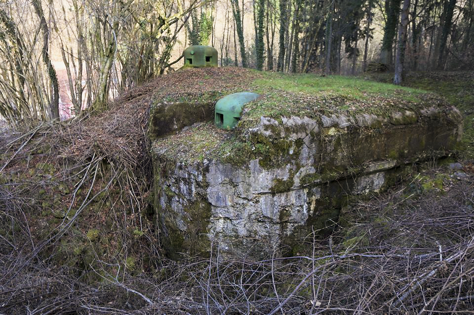 Ligne Maginot - WINDSTEIN - (Casemate d'infanterie - double) - Le cratère provoqué par l'explosion de bombe allemande contre la casemate est nettement visible, le rocaillage a disparu