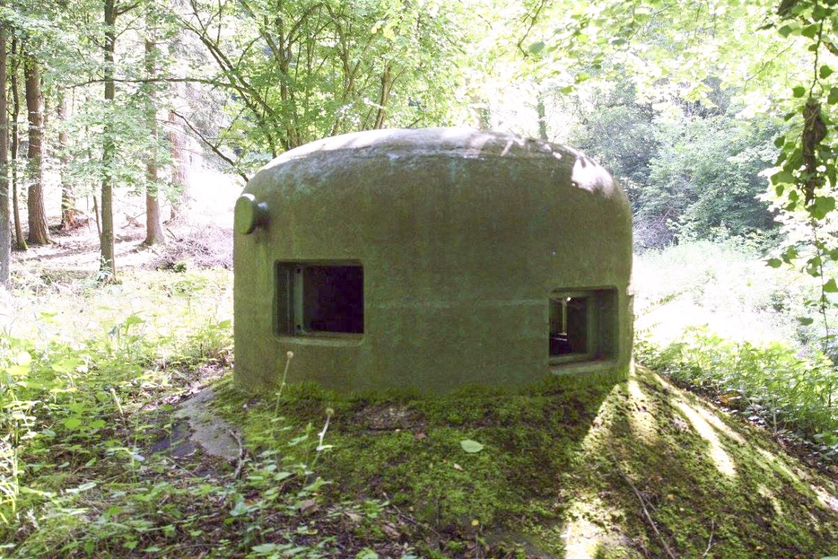 Ligne Maginot - WINDSTEIN - (Casemate d'infanterie - double) - La cloche GFM, noter le créneau décalé destiné à battre la pente en avant de la casemate