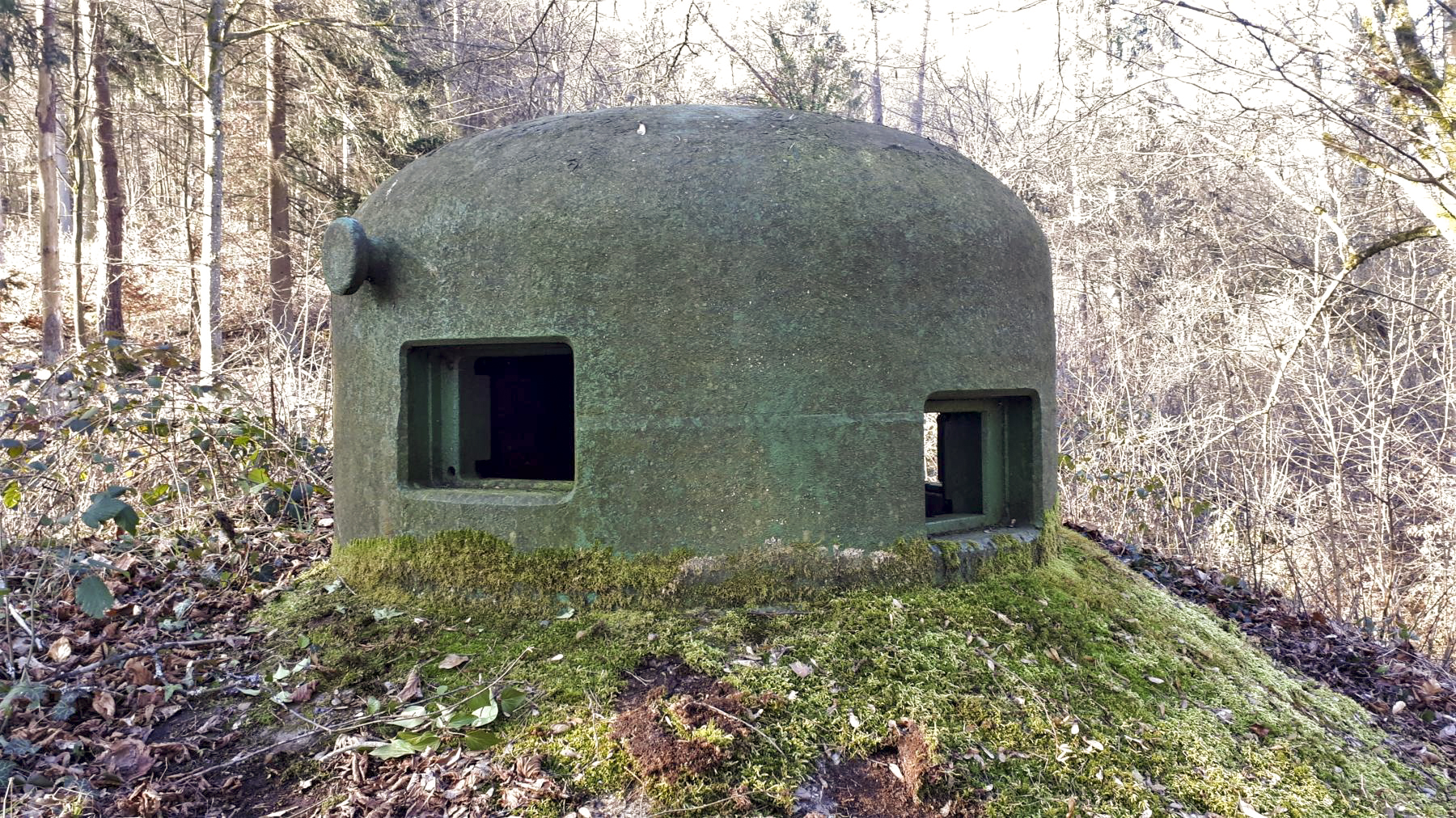 Ligne Maginot - WINDSTEIN - (Casemate d'infanterie - double) - La cloche GFM, noter le créneau décalé destiné à battre la pente en avant de la casemate