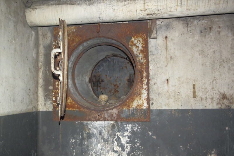 Ligne Maginot - NANCY- LAXOU - CENTRAL PROTéGé - (Central téléphonique isolé) - La porte intérieure est une porte étanche. Détail d'une des baies de ventilation
Le volet blindé placé coté extérieur et muni de deux verrous est visible au fond de la gaine.
Détail d'une des baies de ventilation