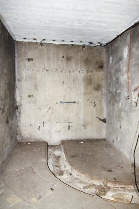 Ligne Maginot - NANCY- LAXOU - CENTRAL PROTéGé - (Central téléphonique isolé) - Local répartiteur
Rigole d'arrivée des câbles téléphoniques et télégraphiques et remontées vers l'étage supérieur