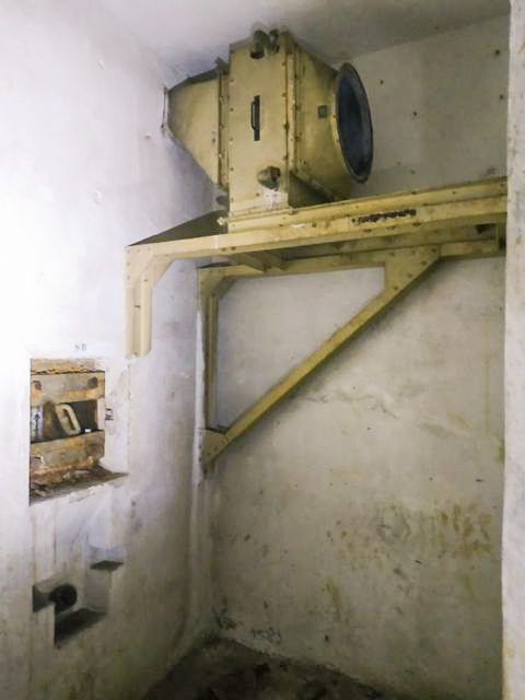 Ligne Maginot - BARRUNGSHOFF - BORNUNGSHOFF - X11 - (Abri) - Restes du système d'arrivée/de sortie d'air de l'abri.
Créneau FM
Goulotte Lance-Grenades