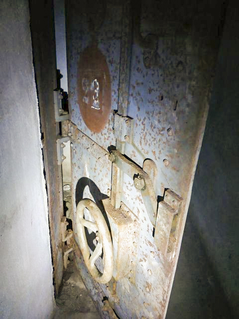Ligne Maginot - BARRUNGSHOFF - BORNUNGSHOFF - X11 - (Abri) - Porte blindée d'étanchéité du sas d'entrée.
