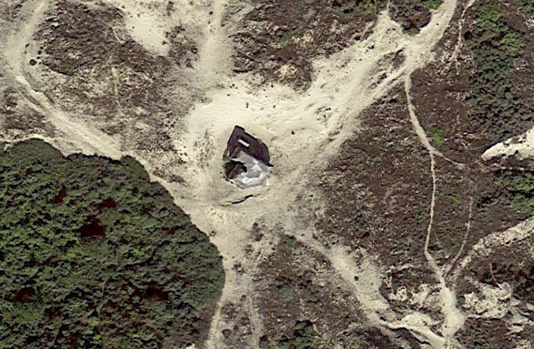 Ligne Maginot - B14 - Les DUNES 14 (Blockhaus pour arme infanterie) - L'ombre portée indique la présence d'une guérite d'observation en béton sur le toit du bloc.