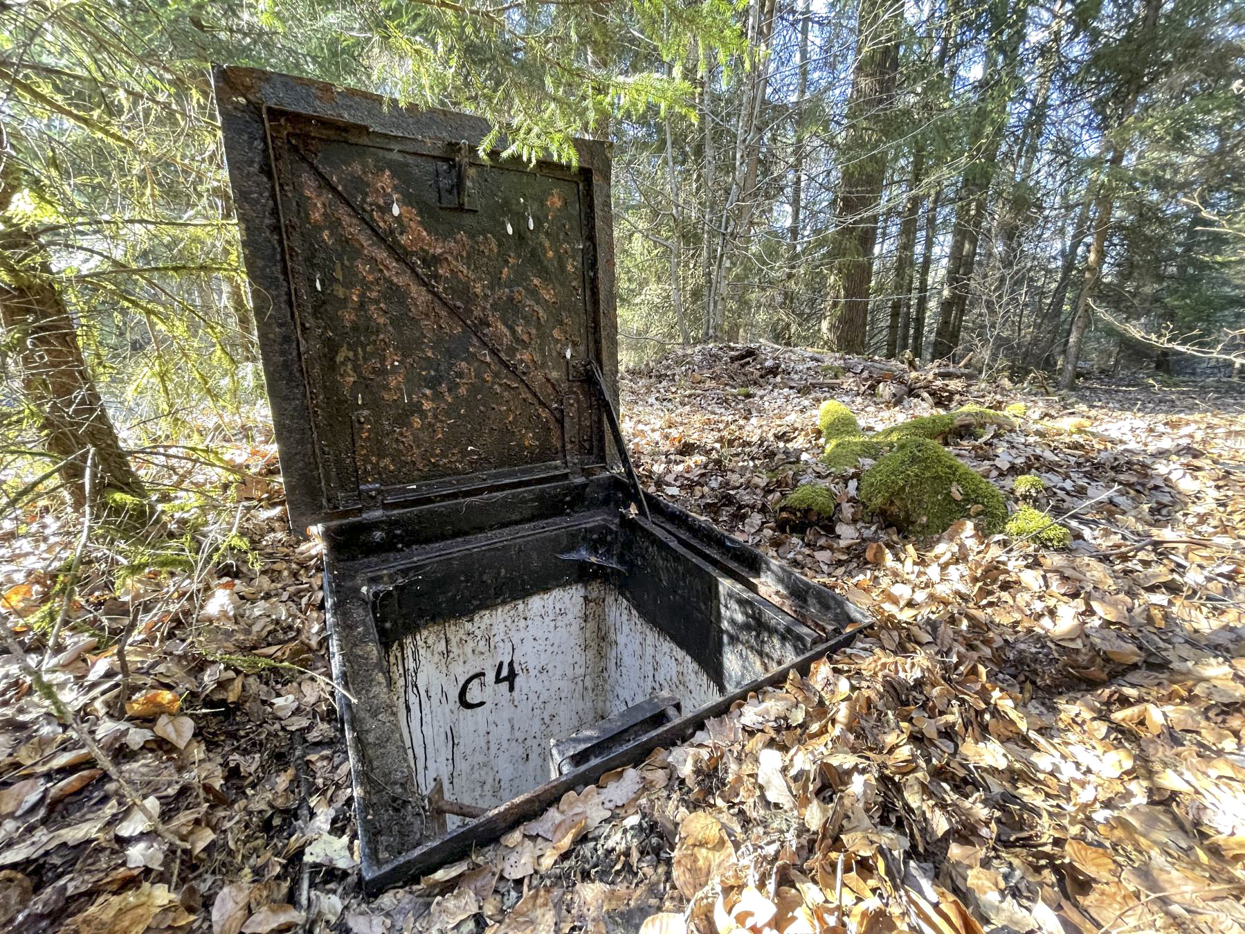 Ligne Maginot - C4 - (Chambre de coupure) - La trappe ouverte avec le cartouche 'C4' dans le puits