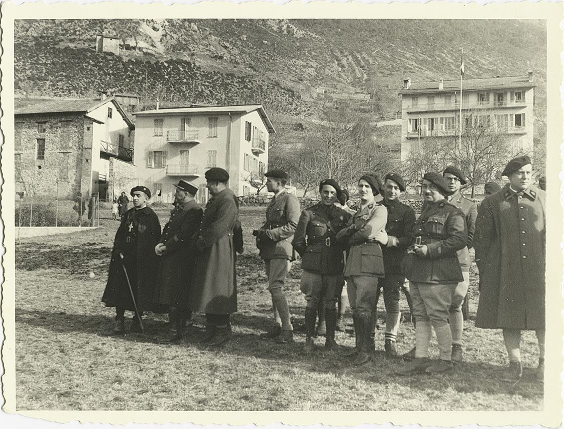 Ligne Maginot - RIMPLAS (RS) - (Ouvrage d'artillerie) - Des officiers de l'ouvrage devant le casernement de Rimplas