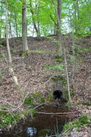 Ligne Maginot - VF60 - ANTENNE DE L'OUVRAGE DU HOCHWALD - (RESEAU - Voie 60 - Antenne ou rocade ferroviaire) - DRAINAGE 
Tout le long du tracé, des buses ont été mises en place afin de permettre l'écoulement de l'eau des fossés  traversant l'emprise de le voie.
Le plan de la réalisation est standard.