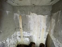 Ligne Maginot - UX1 - (Chambre de coupure) - Le local, vu depuis le bas de l'échelle (vide)