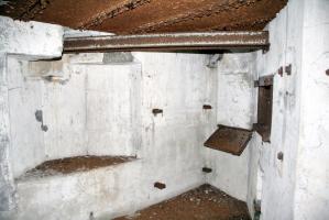 Ligne Maginot - TRAUTBACH OUEST - (Blockhaus pour arme infanterie) - Chambre de tir Est
Noter la disposition du créneau et du bi-rail ainsi que la niche dans le mur opposé