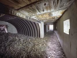 Ligne Maginot - HERRENWALD - ( III - 153° RIF ) - (PC de Quartier) - Le couloir principal avec les 3 alvéoles. Notez le plafond en bois.