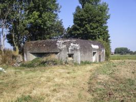 Ligne Maginot - B228 - Le RABOT (Blockhaus pour canon) - Visible du chemin de terre longeant la Becque de Biestel et le chemin du Rabot.