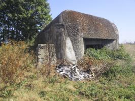 Ligne Maginot - B228 - Le RABOT (Blockhaus pour canon) - Visible du chemin de terre longeant la Becque de Biestel et le chemin du Rabot.