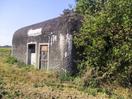 Ligne Maginot - B228 - Le RABOT (Blockhaus pour canon) - Visible du chemin de terre longeant la Becque de Biestel et le chemin du Rabot.