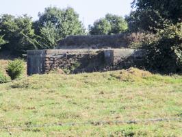 Ligne Maginot - B123 - QUEUE de VACHE Nord (Blockhaus pour arme infanterie) - Vue prise depuis la D 18 - Route de Godewaersvelde.