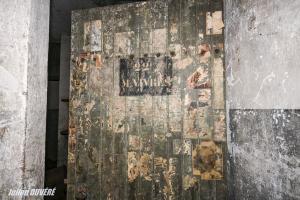 Ligne Maginot - RIPPERT - X13 (QUARTIER KARRE - II/168°RIF) - (Abri) - La porte du magasin aux vivres, sur laquelle sont apposés des pages de magazines d'époque.