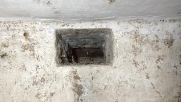 Ligne Maginot - E2 - (Chambre de coupure) - Passage des câbles pour le bornier de raccordement aux lignes de campagne